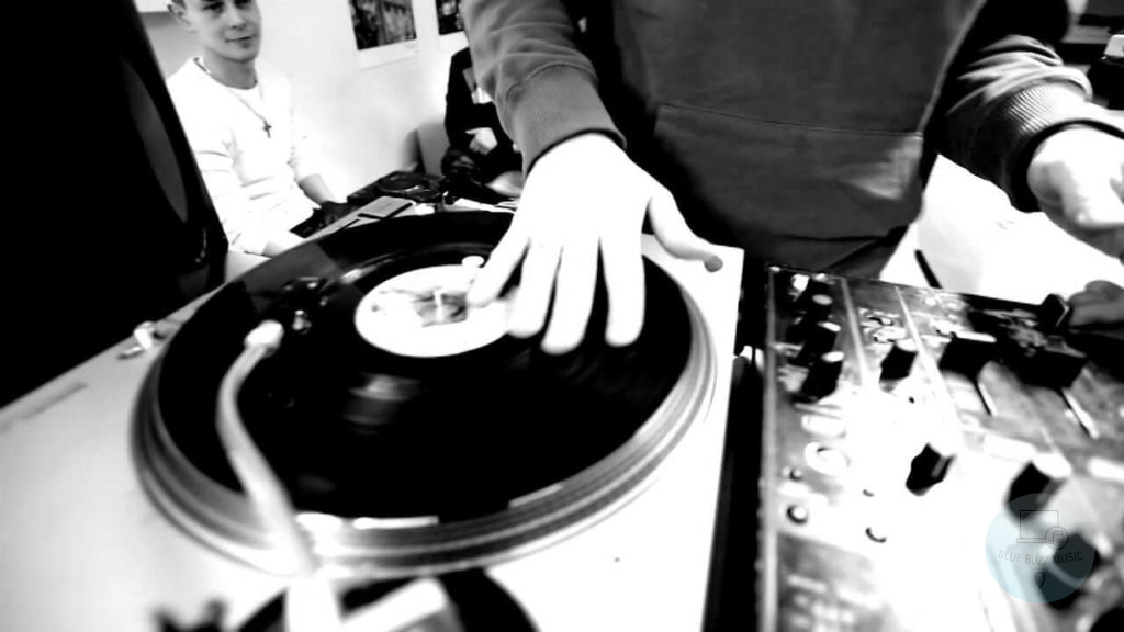 [Vinyl Djing] 5 Reasons To Learn To DJ With Vinyl [Updated 2020]